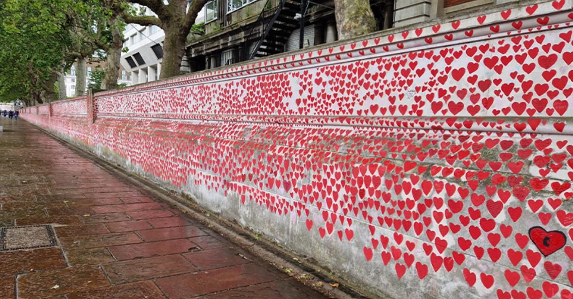 Wall with hearts to remember Covid 19 victims
